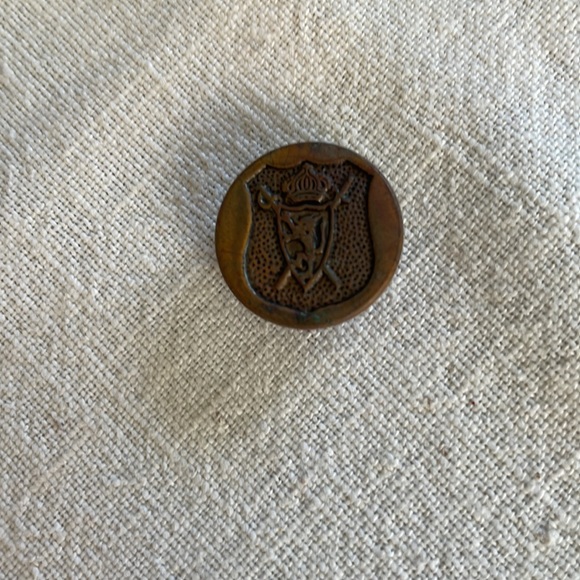 Lot of 6 antique/vintage brass buttons - Picture 6 of 13